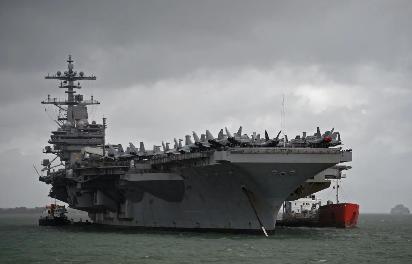 Tàu sân bay USS George H.W. Bush neo đậu ngoài khơi vịnh Stokes, khu vực Solent, Anh, ngày 27/7/2017. Ảnh: Reuters