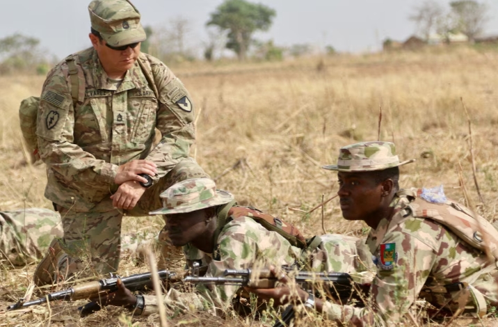 Binh sĩ Mỹ (ảnh trái) tại Nigeria. (Ảnh: Reuters)