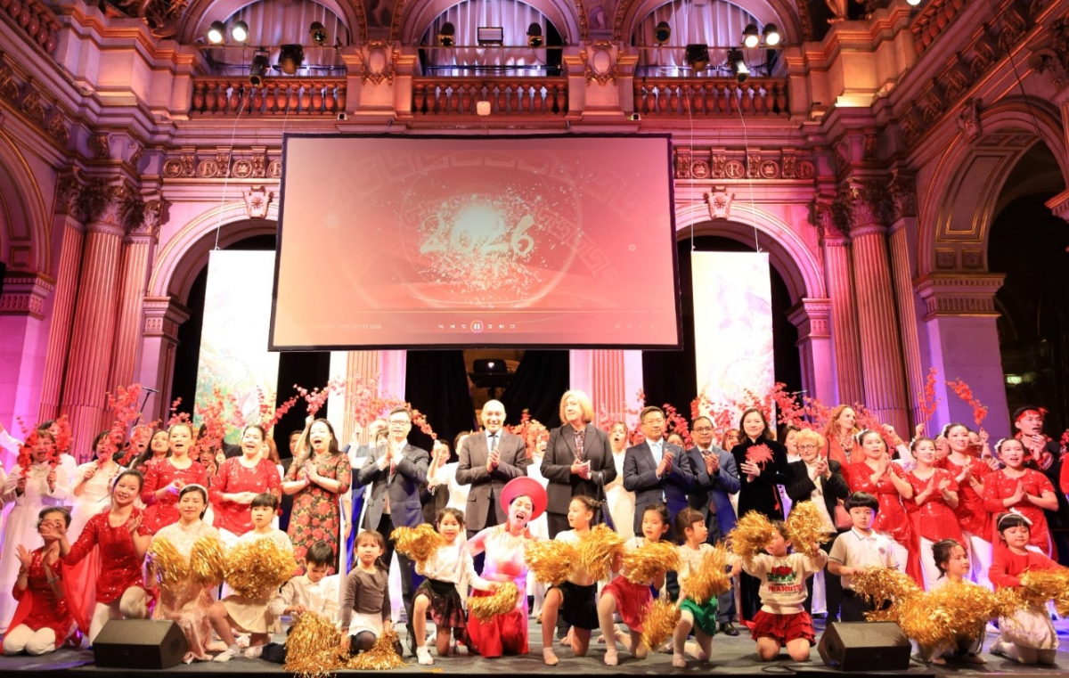 Những lời chúc tụng bằng cả tiếng Việt và tiếng Pháp đã vang lên trong không gian cổ kính của Paris, đánh dấu một khởi đầu rạng rỡ cho năm mới 2026