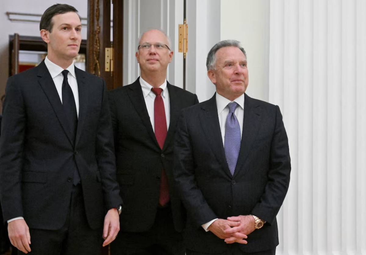 Ông Jared Kushner (ngoài cùng, trái) và ông Steve Witkoff (ngoài cùng, phải). Ảnh: Reuters