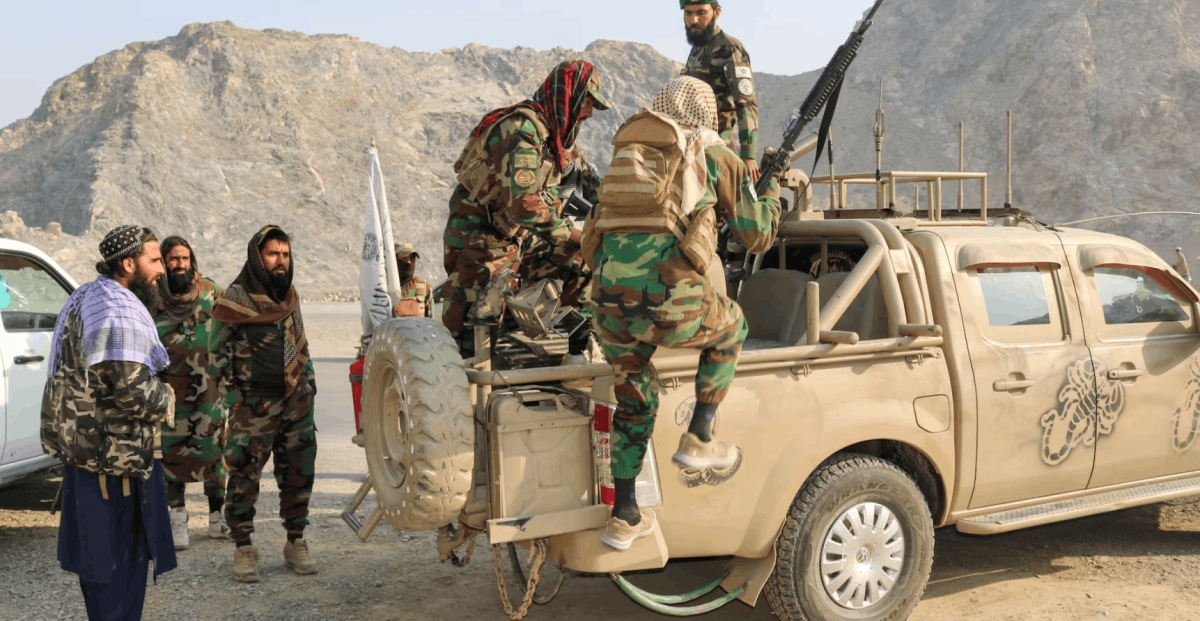 Binh lính Taliban mang theo súng phóng rocket trên xe, sau các cuộc đấu súng giữa lực lượng Pakistan và Afghanistan, gần biên giới Torkham ở Afghanistan, ngày 27/2/2026. Ảnh: Reuters