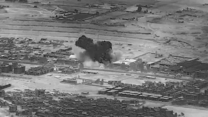 Mỹ ném bom một mục tiêu ở Syria. Ảnh: Bộ Quốc phòng Mỹ