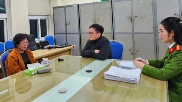 Bị can Phạm Thị Hòa (trái) - cựu Chủ tịch HĐQT Sen Tài Thu tại cơ quan công an. 