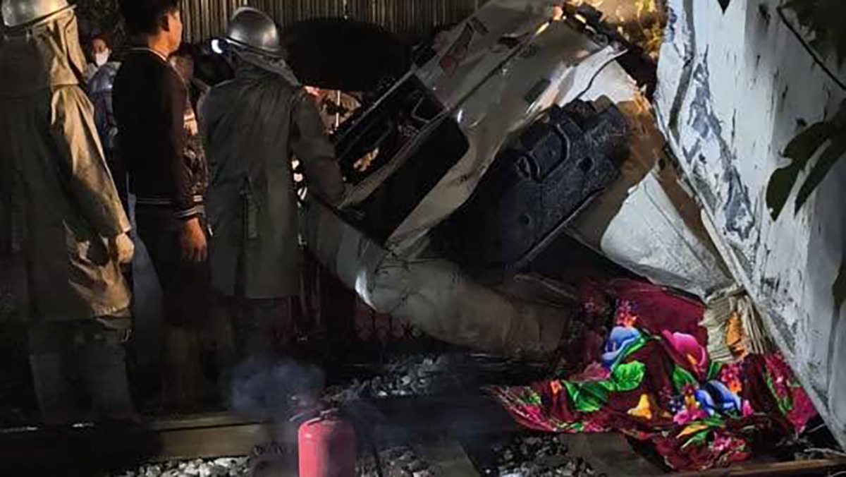 Theo thông tin từ cơ quan chức năng, vào khoảng 19h51 ngày 25/2, tàu khách SE3 di chuyển theo hướng Bắc - Nam, khi đến km13+714, khu gian Văn Điển - Thường Tín (đoạn qua thôn Yên Phú, xã Ngọc Hồi) đã va chạm với ô tô tải mang biển kiểm soát 29H-728.XX đang băng qua đường sắt tại vị trí đường ngang có chắn tự động.