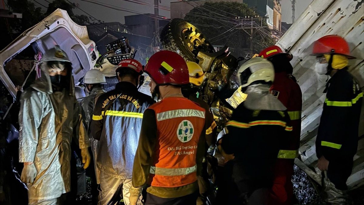 Đại diện Tổng Công ty Đường sắt Việt Nam xác nhận vụ việc và cho biết xe tải bị mắc kẹt trên đường ray dẫn đến va chạm.