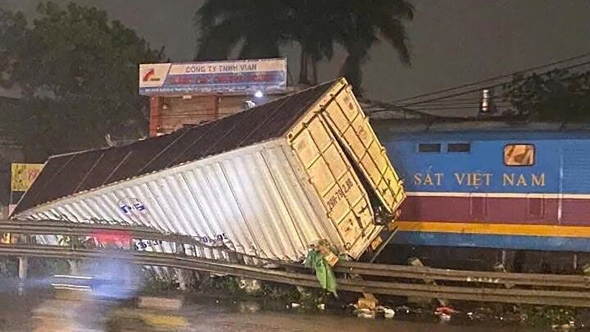 Khoảng 20h cùng ngày, lực lượng Cảnh sát giao thông Việt Nam, Cảnh sát Phòng cháy chữa cháy và cứu nạn cứu hộ cùng công an địa phương đã có mặt, phong tỏa hiện trường, triển khai cứu hộ.