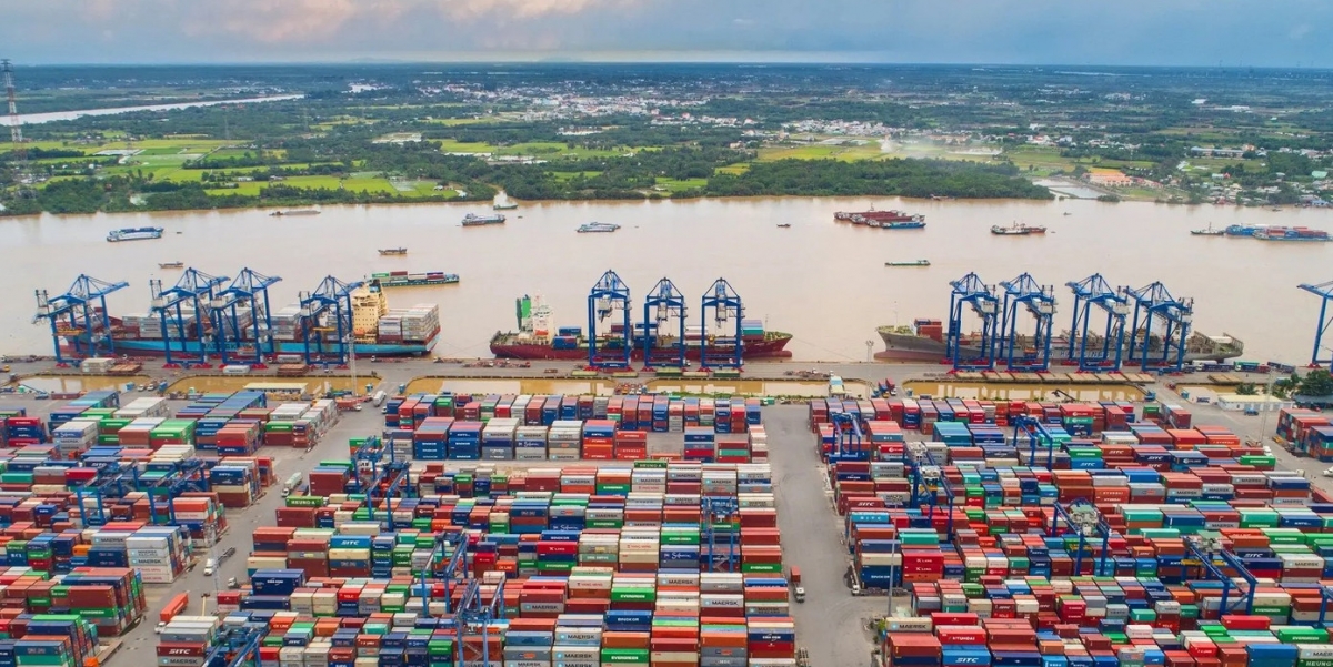 Có thời điểm, cảng Cát Lái có tới 1.200 container ùn ứ do vướng Nghị định 46. Ảnh: KT