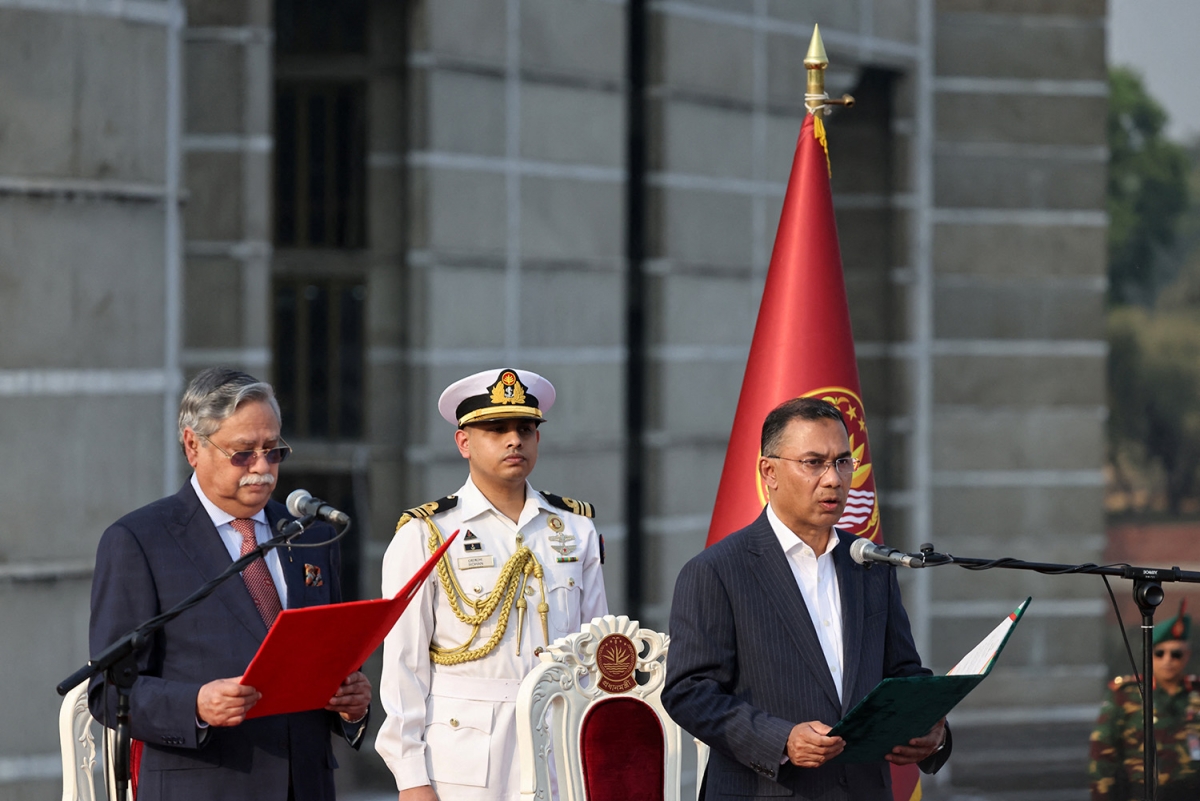 Tân Thủ tướng Bangladesh Tarique Rahman (phải) cùng Nội các mới tuyên thệ nhậm chức tại quảng trường phía Nam của tòa nhà Quốc hội, thủ đô Dhaka chiều ngày 17/2/2026. Ảnh: Reuters