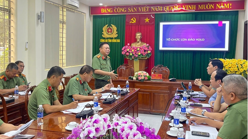 Đại tá Nguyễn Phương Đằng, Phó Giám đốc Công an tỉnh họp với các đơn vị tham gia phá án - Ảnh: CA