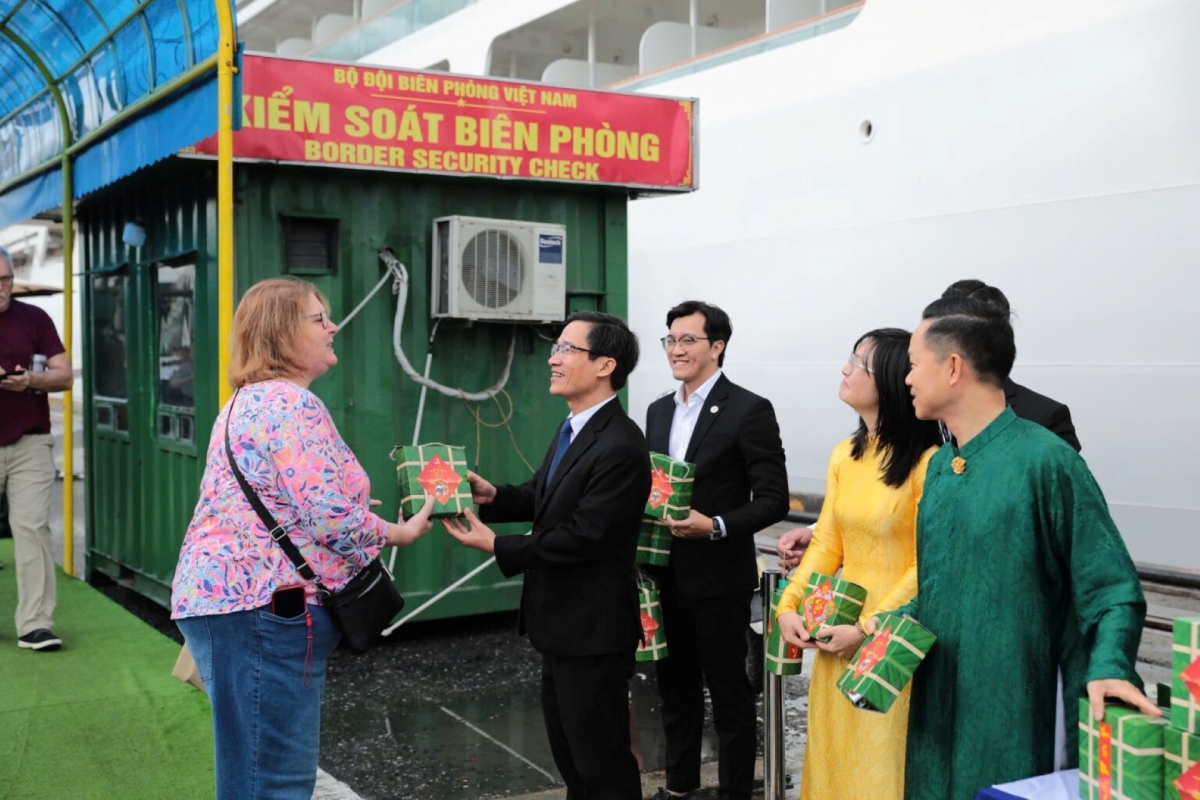 Tặng quà du khách xông đất Đà Nẵng đầu năm mới Bính Ngọ 2026