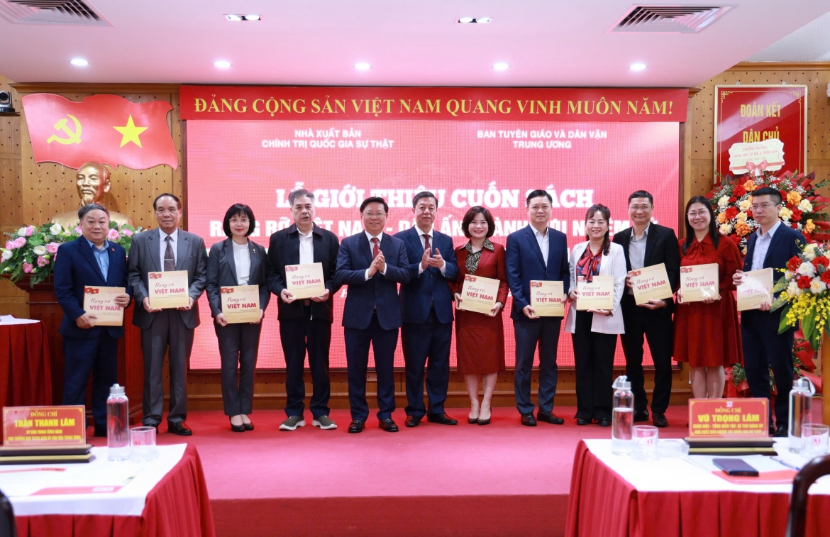 Phó Trưởng Ban Tuyên giáo và Dân vận Trung ương Trần Thanh Lâm cùng Giám đốc - Tổng biên tập Nhà xuất bản Chính trị Quốc gia Sự thật Vũ Trọng Lâm tặng sách các đại biểu dự buổi lễ.