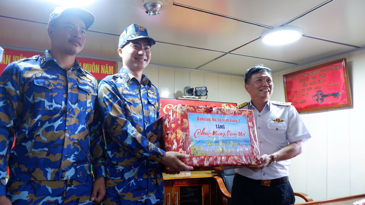 Lãnh đạo Bộ tư lệnh tặng quà cho tàu 953