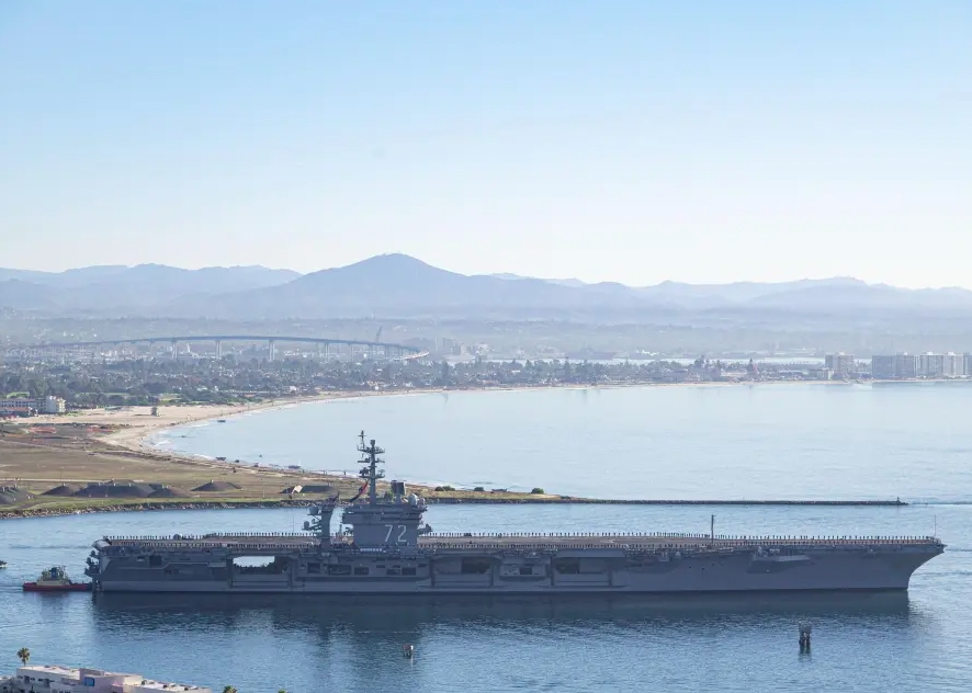 Tàu USS Abraham Lincoln và số hiệu 72. Ảnh: AP