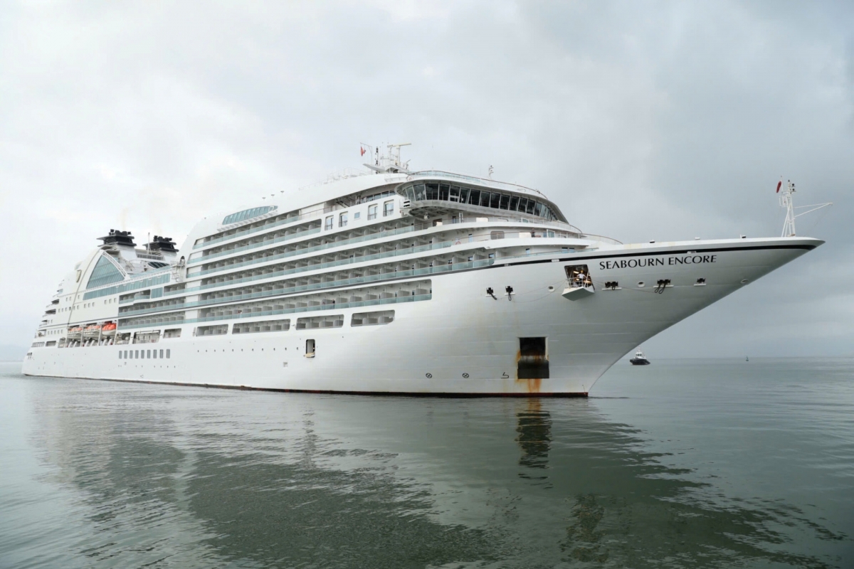 Tàu du lịch biển Seabourn Encore cập cảng Tiên Sa