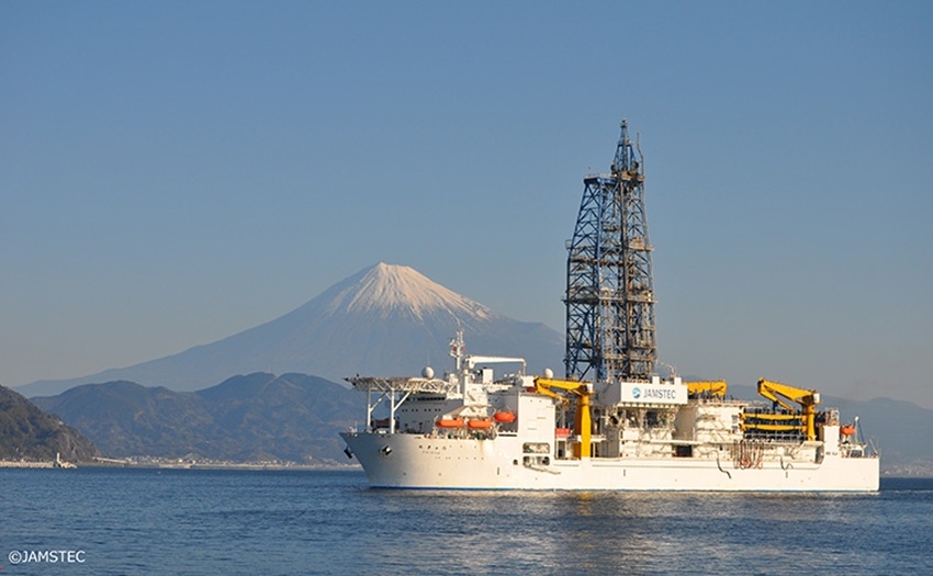 Tàu thăm dò biển sâu Chikyu. Ảnh: JAMSTEC