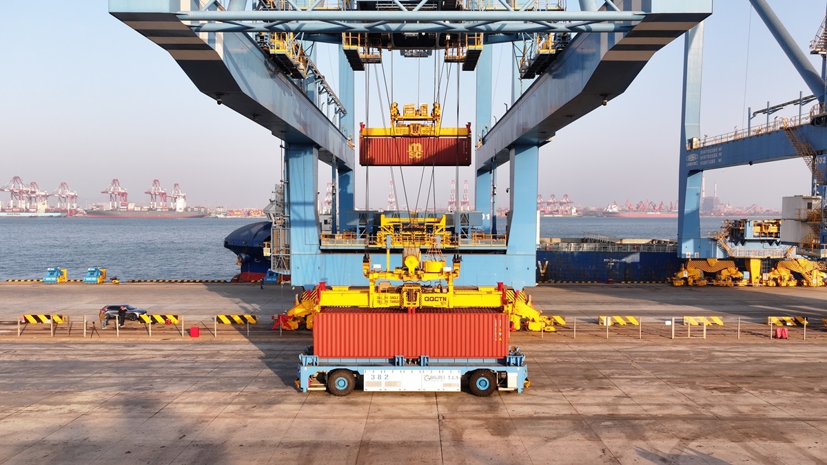 Các hệ thống điều khiển thông minh tại cảng tiến hành bốc dỡ tự động các container trên tàu. (Ảnh: Đài Phượng Hoàng)