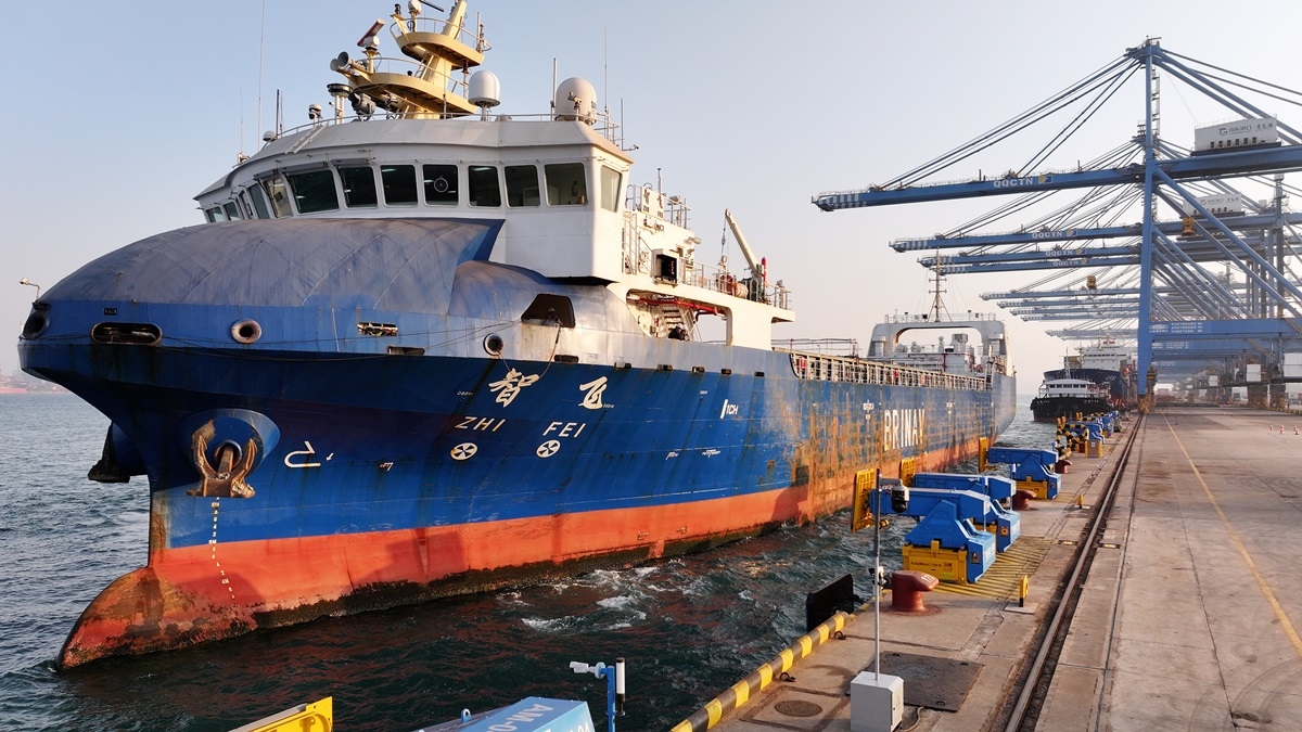 Tàu container thông minh Zhifei hoàn thành toàn bộ quy trình cập cảng một cách tự động tại cảng Thanh Đảo, Sơn Đông, Trung Quốc. (Ảnh: Đài Phượng Hoàng)