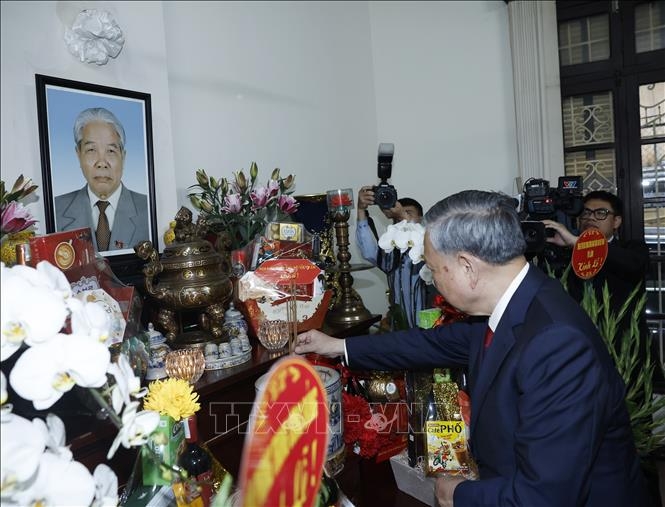 Tổng Bí thư Tô Lâm thắp hương tưởng niệm Tổng Bí thư Đỗ Mười. (Ảnh: Thống nhất/TTXVN)