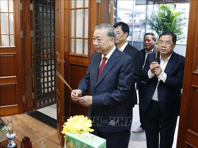 Tổng Bí thư Tô Lâm thắp hương tưởng niệm Tổng Bí thư Nguyễn Phú Trọng. (Ảnh: Thống nhất/TTXVN)