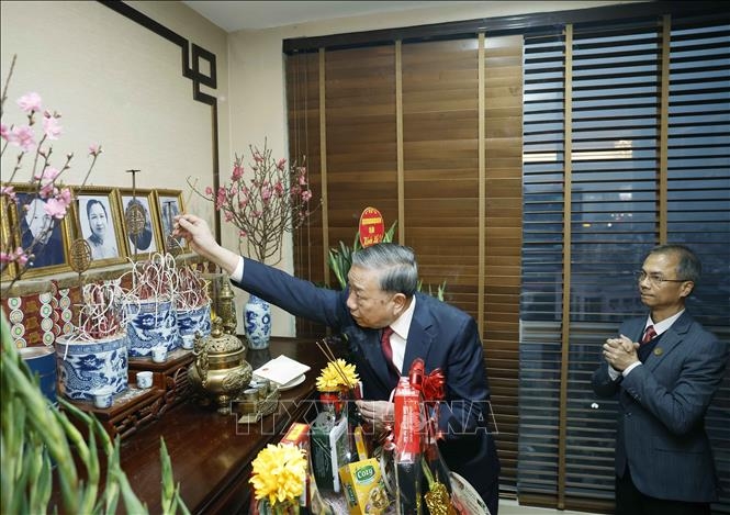 Tổng Bí thư Tô Lâm thắp hương tưởng niệm Tổng Bí thư Trường Chinh. (Ảnh: Thống nhất/TTXVN)