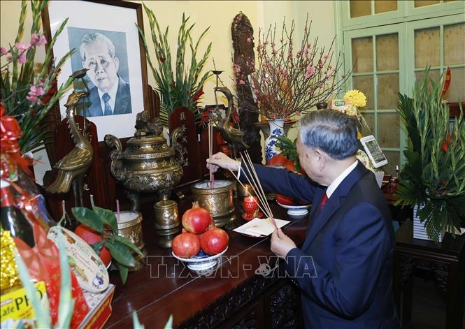 Tổng Bí thư Tô Lâm thắp hương tưởng niệm Tổng Bí thư Lê Duẩn. (Ảnh: Thống nhất/TTXVN)