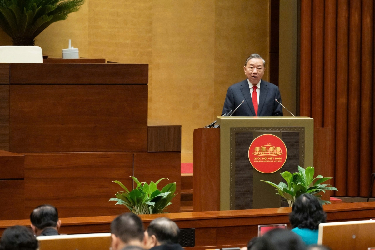 Tổng Bí thư Tô Lâm phát biểu chỉ đạo tại hội nghị, nhấn mạnh hai Nghị quyết mới là sự bổ sung thêm những quyết sách lớn của Đảng, được hình thành trên cơ sở tổng kết sâu sắc thực tiễn và phát triển tư duy lý luận trong bối cảnh đất nước bước vào giai đoạn phát triển mới, nhằm đồng thời giải quyết hai yêu cầu có tính nền tảng là tăng cường “nội lực vật chất” và củng cố “nội lực tinh thần”