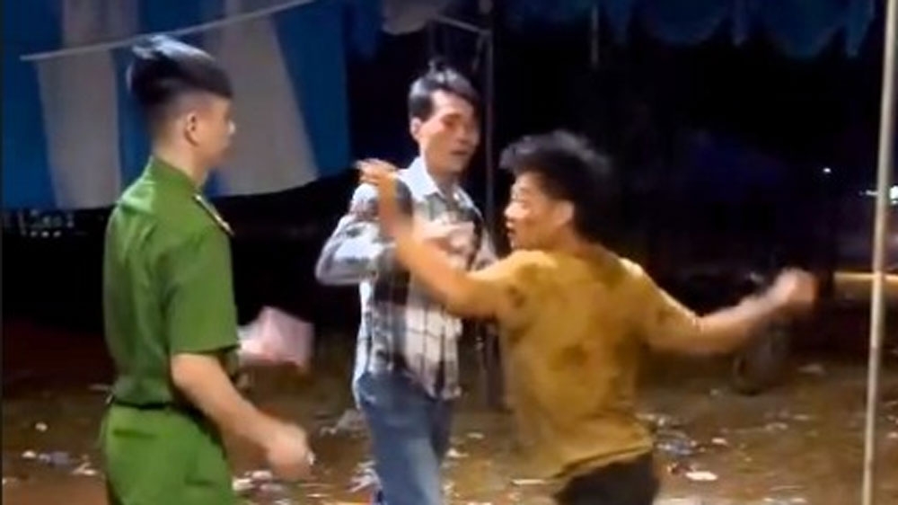 Phương tấn công lực lượng chức năng (ảnh: CA)