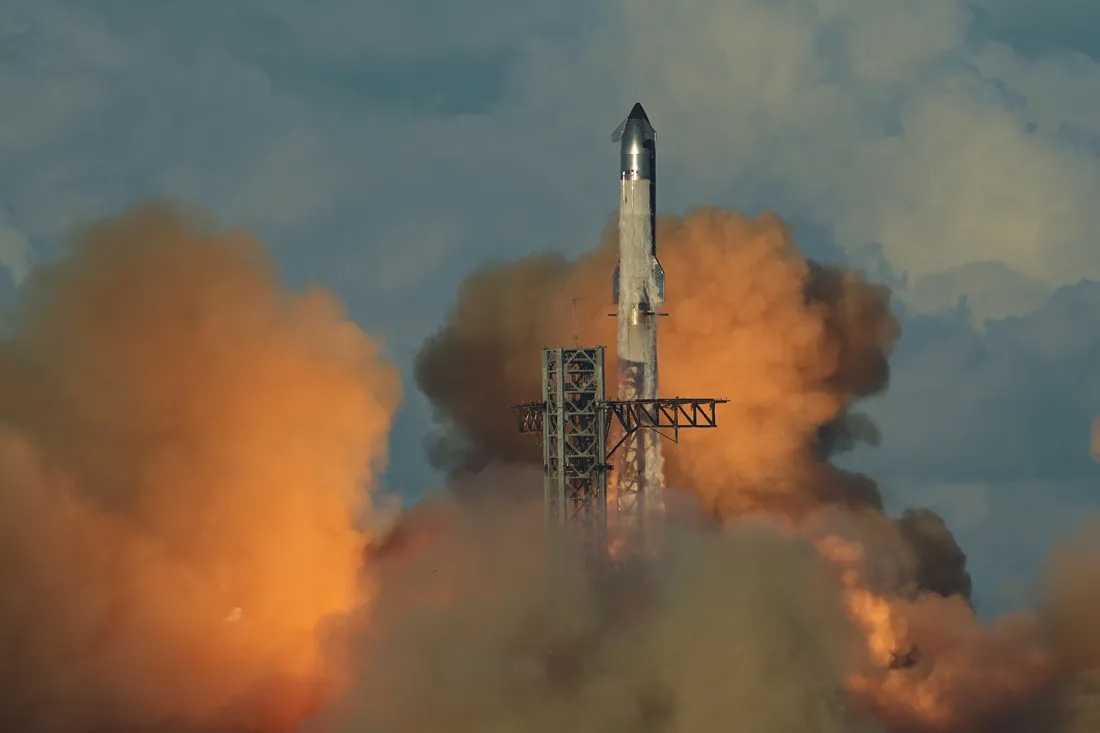 Tên lửa đẩy hạng nặng Starship của SpaceX thực hiện chuyến bay thử nghiệm từ cơ sở Starbase, bang Texas (Mỹ). Ảnh: AP