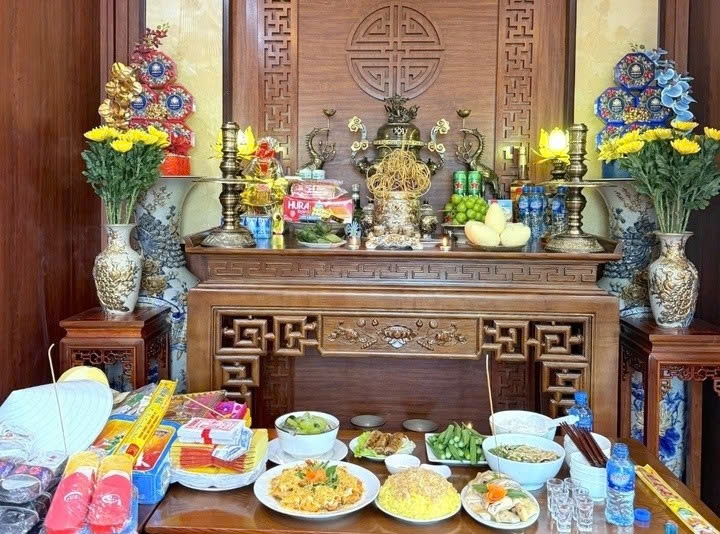 Các gia đình thường sửa soạn lễ cúng rằm tháng Chạp. (Ảnh minh họa: Nguyễn Uyên Thanh)