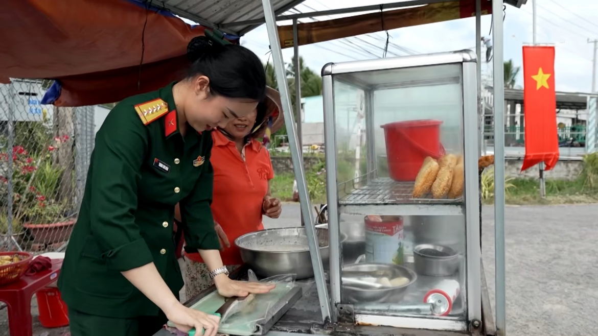 Các chiến sĩ cùng ăn, cùng ở với người dân Bình Phú