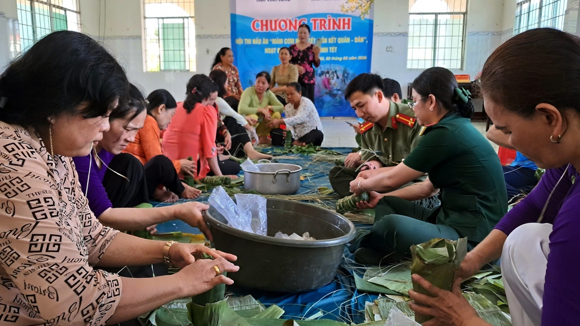 Phụ nữ và bộ đội cùng gói bánh tét dịp Tết Quân- Dân tại Bình Phú.