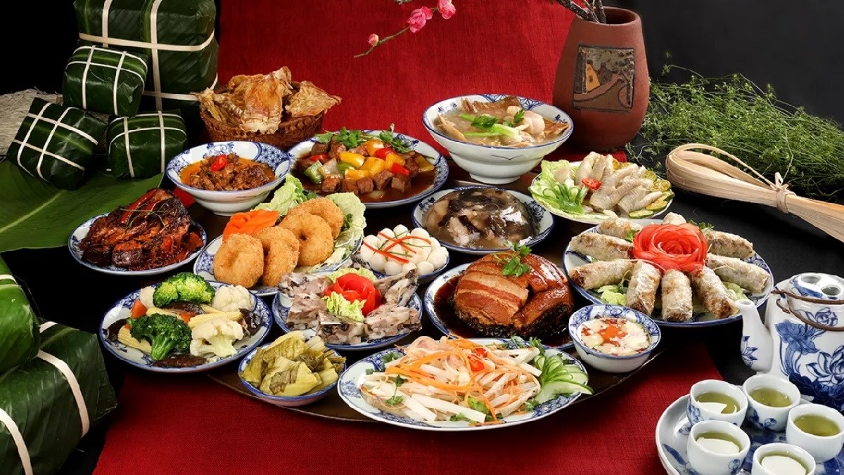 Trong những ngày Tết, mỗi bữa ăn nên đảm bảo đủ các nhóm chất gồm tinh bột, đạm, chất béo lành mạnh, rau xanh và trái cây tươi