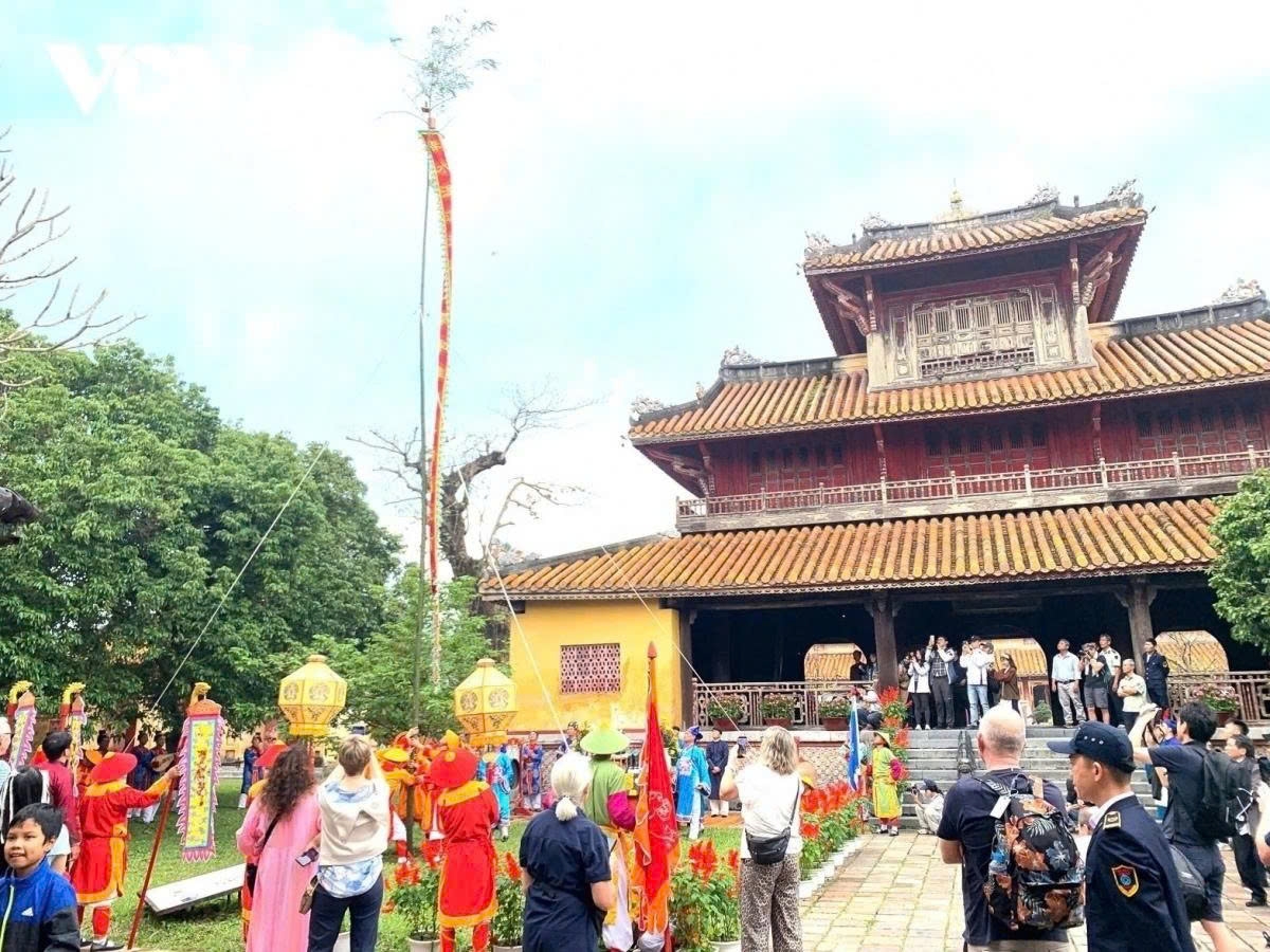 Locals and tourists participate in the New Year's Neu pole-raising ceremony in the Hue Imperial Citadel. (Photo: Le Hieu)