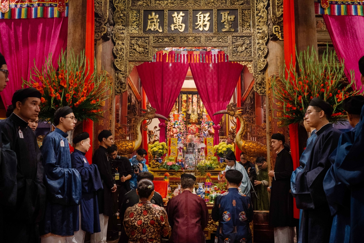 Trong bối cảnh phố cổ Hà Nội vốn nhộn nhịp, nghi lễ Cáo yết giống như một “khoảng lặng” giúp người tham dự cảm nhận rõ hơn giá trị của di sản tinh thần.