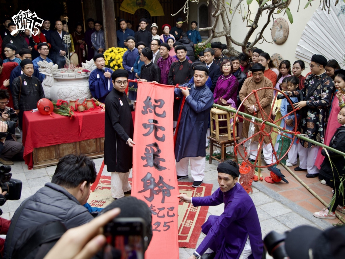 Nghi thức dựng cây nêu được tái hiện trong không gian Tết cổ truyền. (Ảnh: Phố cổ chất)