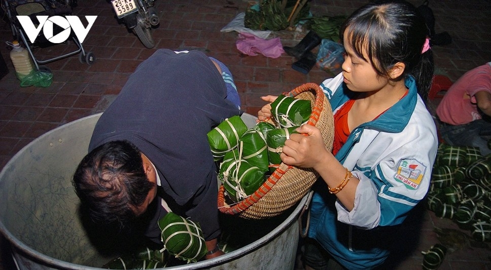 The cakes must be boiled for 10-12 hours to achieve the right texture, allowing the rice grains to turn soft and sticky as the glutinous rice melds with the filling to create a rich, fragrant and full-bodied flavour.