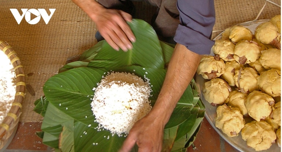 Tranh Khuc banh chung is wrapped entirely by hand. According to local artisans, hand-wrapping makes the cakes firmer and more supple, helping preserve their distinctive flavour.