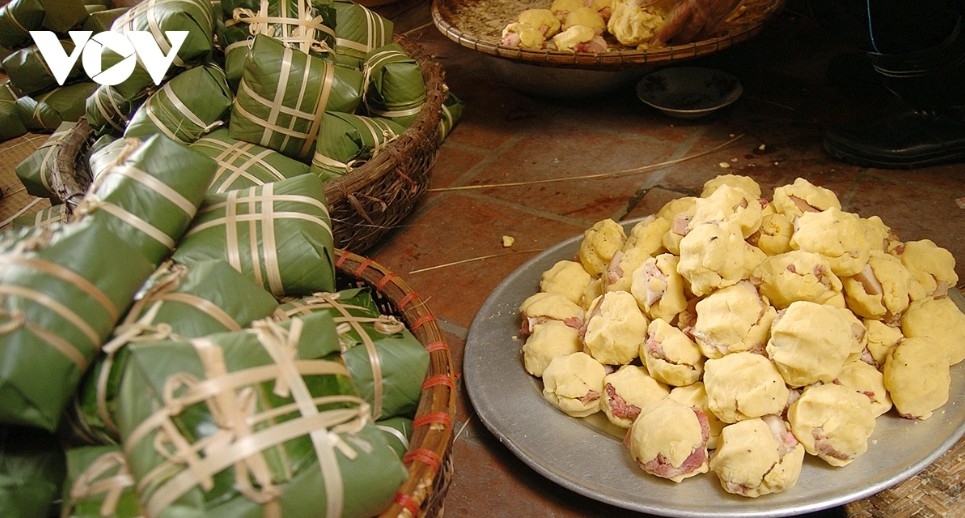 The banh chung season in the craft village runs from the 20th to the 30th day of the twelfth lunar month. After Tet, production resumes from around the third to the 15th day of the first lunar month to serve the festival season, though demand peaks in the lead-up to the Lunar New Year.