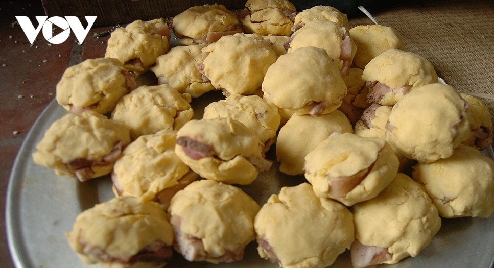 According to village elders, the Tranh Khuc banh chung craft village has a long history and has preserved its traditional flavours, long renowned for their rich taste and aroma.