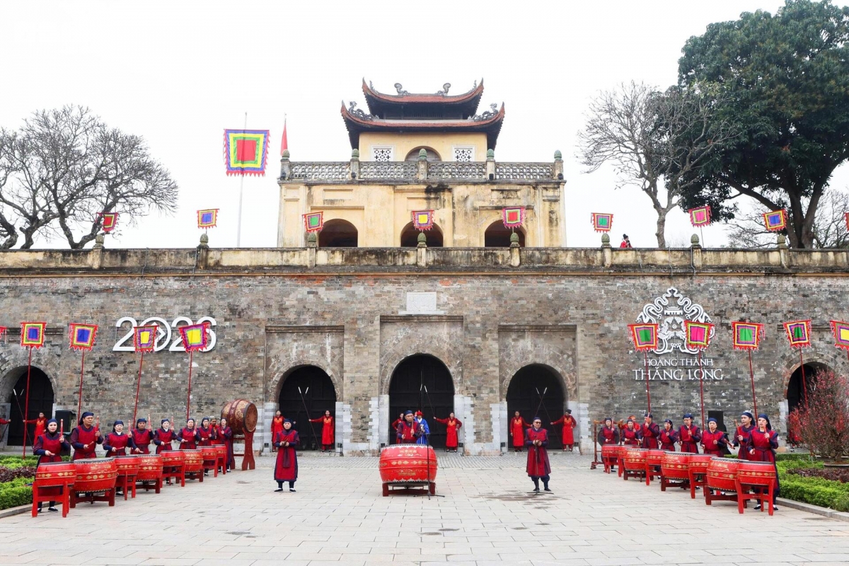 The event is held on the 23rd day of the last lunar month as Vietnamese people observe Kitchen Gods Day. Known in Vietnamese folklore as Ông Công, Ông Táo, the Kitchen Gods are believed to oversee household affairs and family life throughout the year. The annual ceremony is held to bid them farewell as they journey to heaven to report on the family’s conduct, while households express hopes for peace, harmony and prosperity in the year ahead.