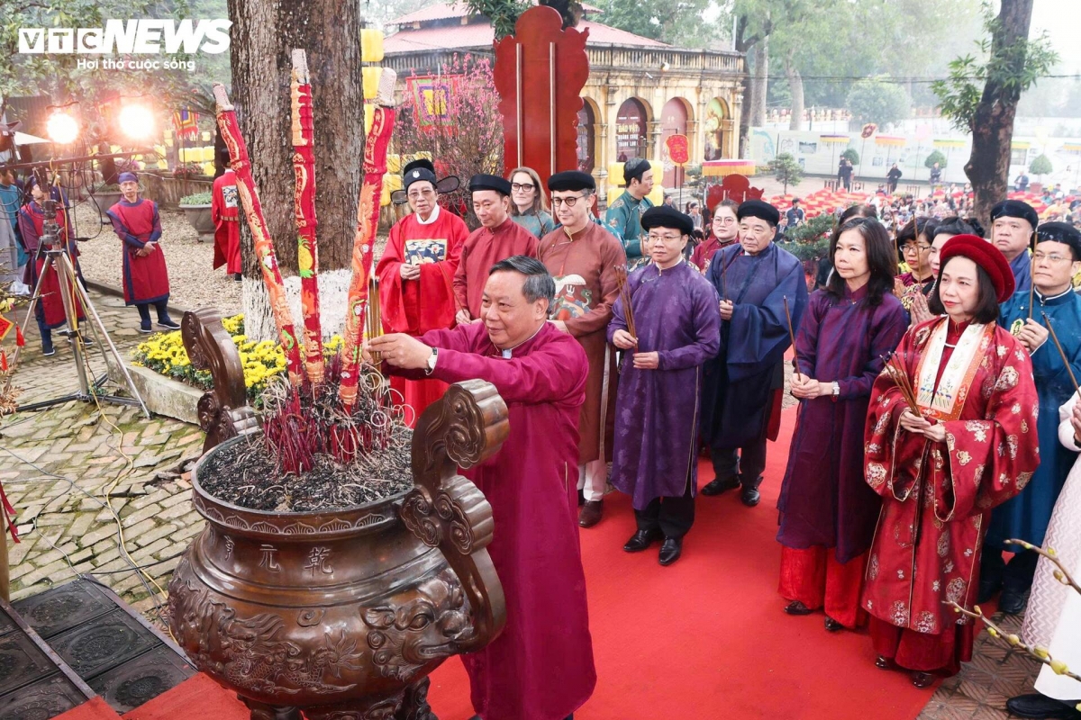 Delegates offer incense at the Kinh Thien Palace, the central part of the heritage site.