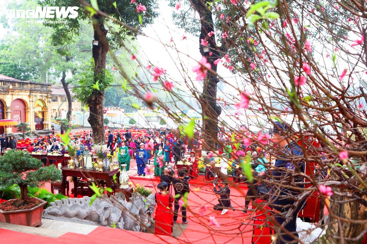 Tet has long been an important festival, embodying many unique customs of the Vietnamese people. At the Thang Long Imperial Citadel which is considered the centre of Vietnam's cultural heritage for thousands of years, Tet not only bears folk characteristics but also deeply reflects the royal court.