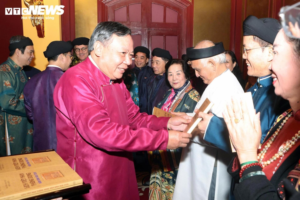 Lễ Tiến lịch (Calendar presentation ceremony) reflects the importance the feudal court attached to calendar-making, which is closely linked to astronomical observation and weather forecasting in service of agricultural production and social life.