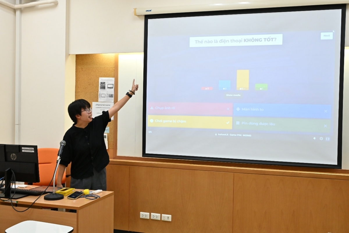 Cô giáo Chari Hamratanaphon tại lớp học