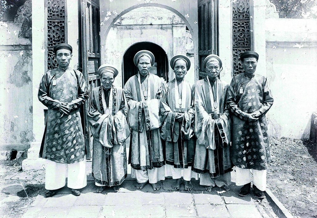 Hai vị thái giám đứng hai bên, ở giữa là hai vị nữ quan đã già. (Ảnh: Bảo tàng lịch sử Quốc gia)