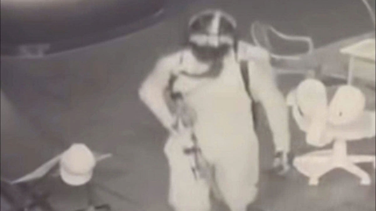 Tùng đột nhập vào nhà ông Thiên 