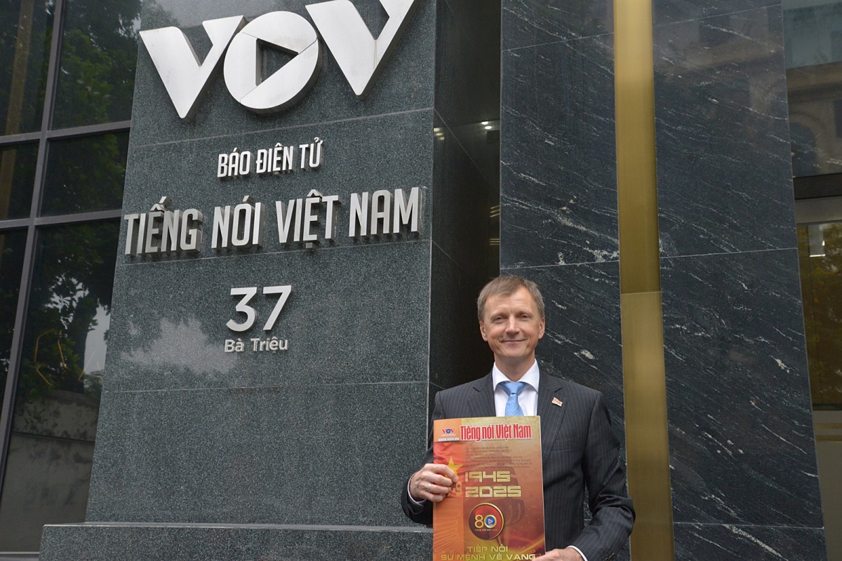 Tham tán Công sứ Belarus, Oleg Shloma, trong một lần có mặt tại trụ sở Báo điện tử Tiếng nói Việt Nam. Ảnh: Trung Hiếu.