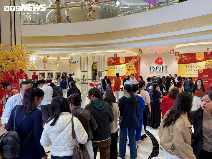Người dân xếp hàng đi mua vàng ngày vía thần Tài (Ảnh: Công Hiếu)