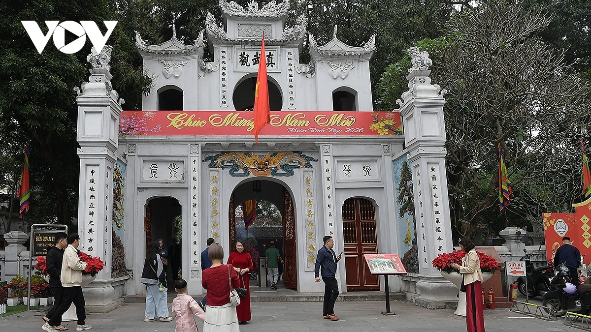 Đền Quán Thánh (Hà Nội) đón khách du xuân trong dịp Tết Nguyên đán. Ảnh: Thư Vũ