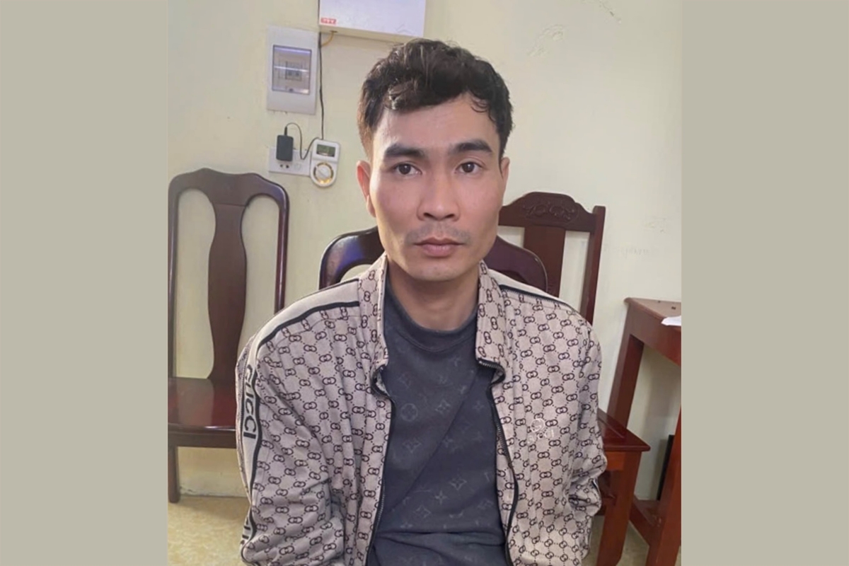 Ngày 18/2, Công an xã Hợp Tiến, Thanh Hóa phát hiện một nam thanh niên từ tỉnh ngoài đến thuê phòng tại một nhà nghỉ trên địa bàn có biểu hiện nghi vấn. Tiến hành kiểm tra, xác minh nhân thân, lực lượng chức năng xác định người này là Bùi Hoàng Thông (SN 1994, trú tỉnh Ninh Bình). Đây là đối tượng đang bị Cơ quan Cảnh sát điều tra Công an TP.Hà Nội truy nã về tội “Lạm dụng tín nhiệm chiếm đoạt tài sản”. (Ảnh: CACC)